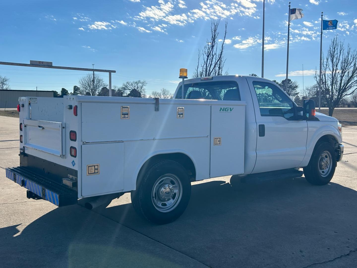 2015 White /Gray Ford F-250 SD XLT 2WD (1FDBF2A66FE) with an 6.2L V8 OHV 16V engine, 6-Speed Automatic transmission, located at 17760 Hwy 62, Morris, OK, 74445, (918) 733-4887, 35.609104, -95.877060 - Photo#4